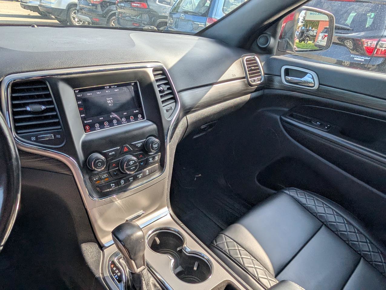 Used 2021 Jeep Grand Cherokee Laredo AWD/4WD image 23