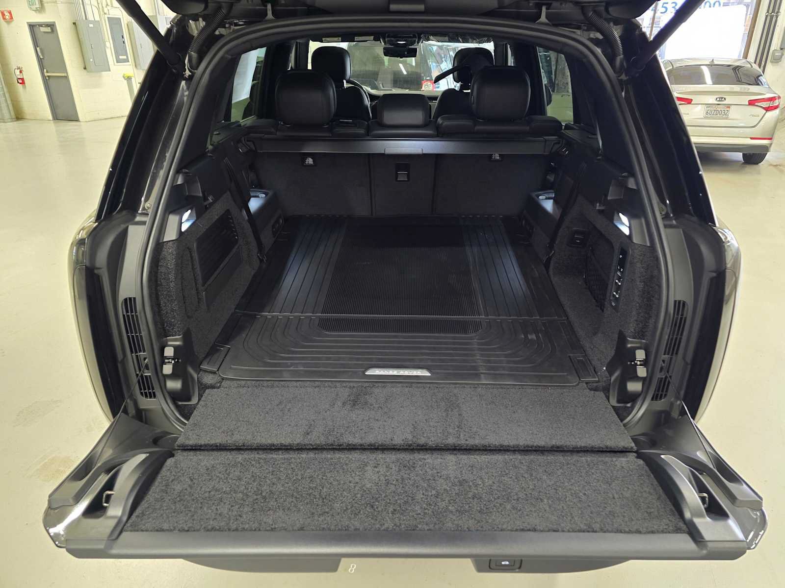 New 2026 Land Rover Range Rover Long Wheelbase SE AWD/4WD image 14
