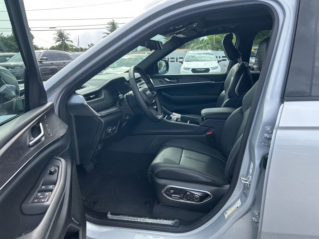 New 2025 Jeep Grand Cherokee Overland w/ Adv Protech Group III image 10