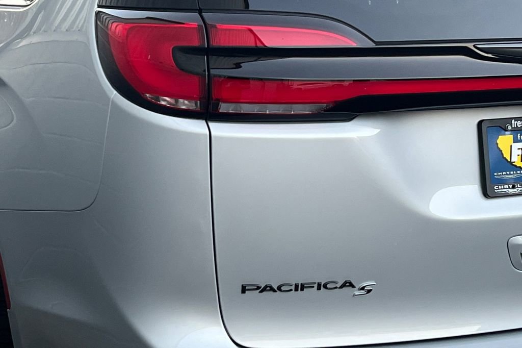 New 2026 Chrysler Pacifica Limited w/ Uconnect Theater Family Group image 29