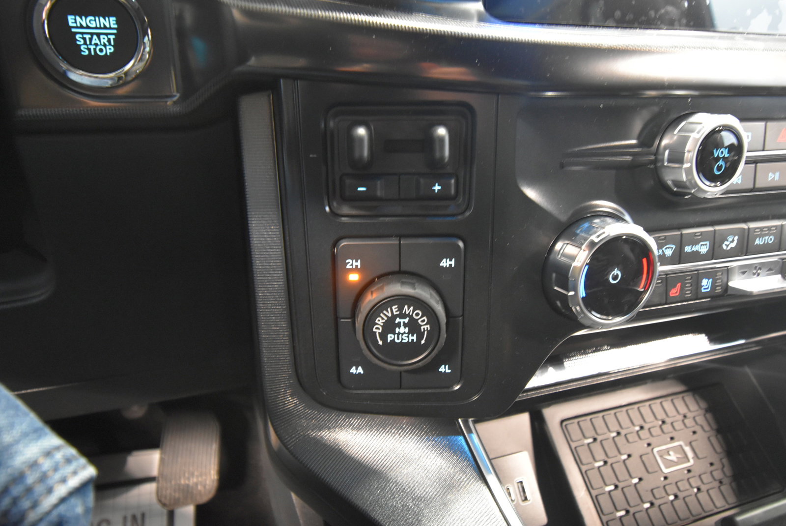 New 2025 Ford F150 Platinum w/ Equipment Group 702A High image 14