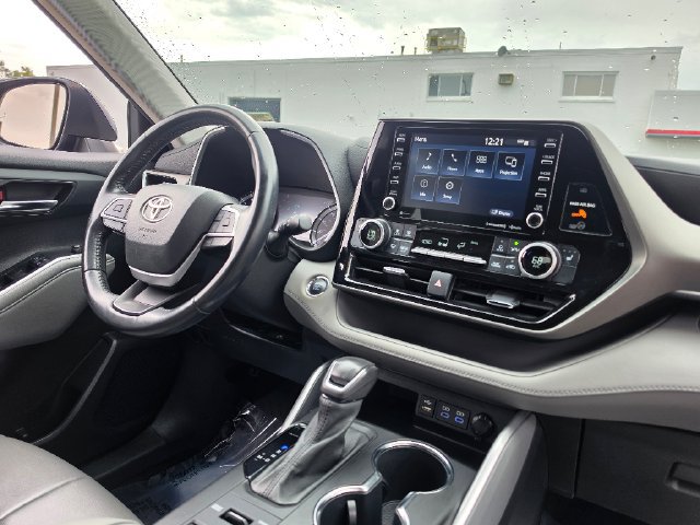 Used 2022 Toyota Highlander XLE AWD/4WD image 13