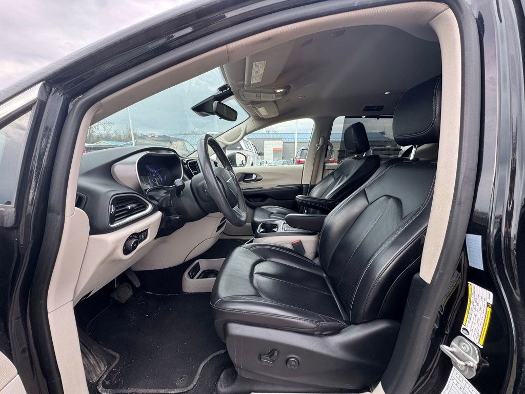 Used 2023 Chrysler Pacifica Touring-L image 13