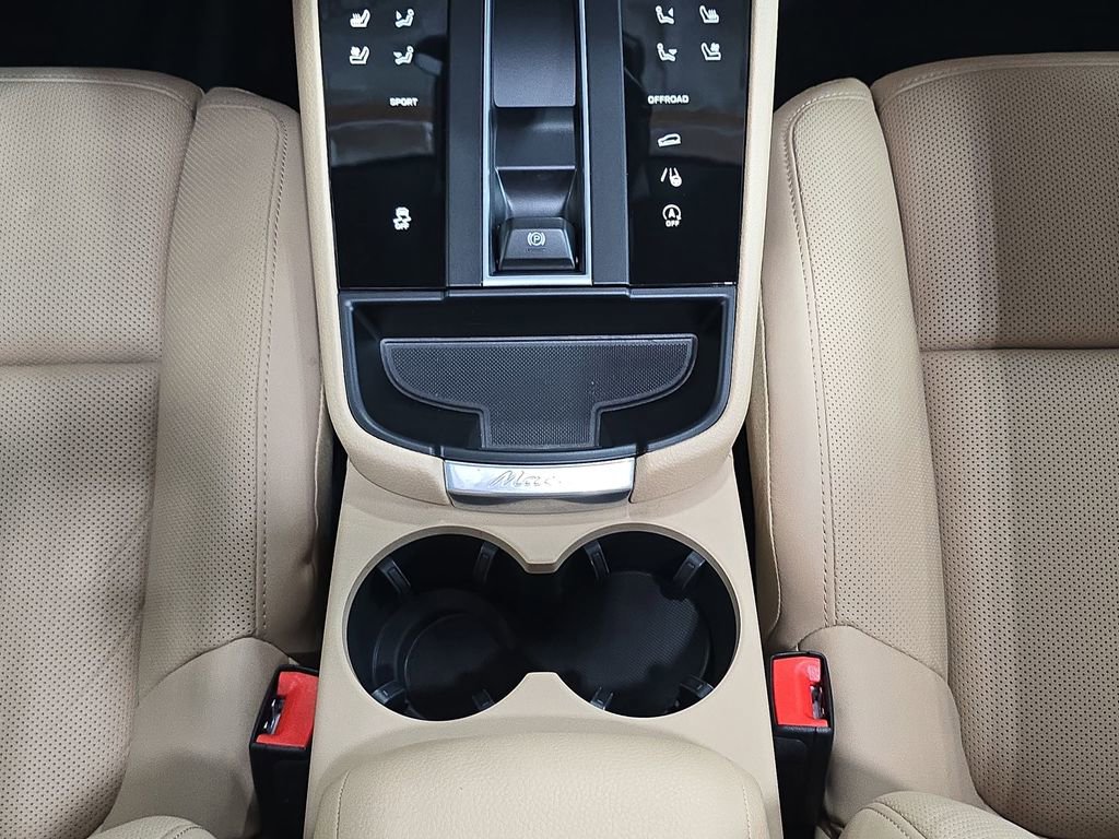 Certified 2025 Porsche Macan AWD/4WD image 20