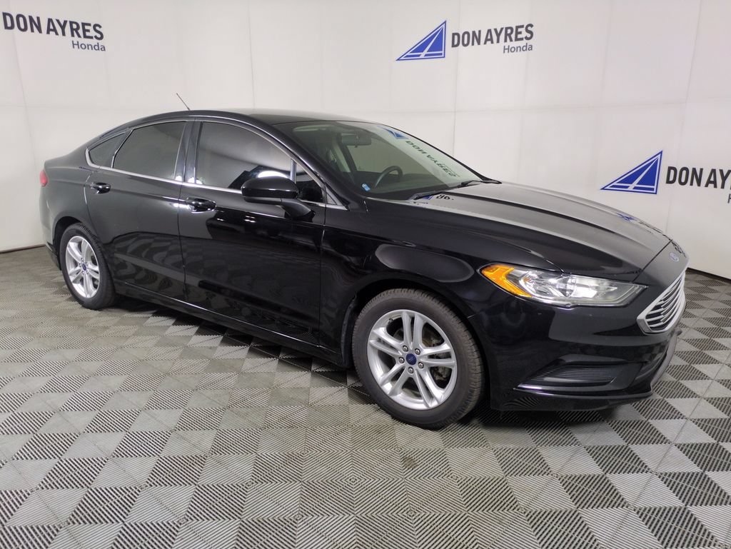 Used 2018 Ford Fusion SE w/ Fusion SE Technology Package FWD image 9
