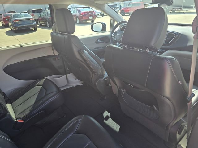 Used 2024 Chrysler Pacifica Touring-L image 22