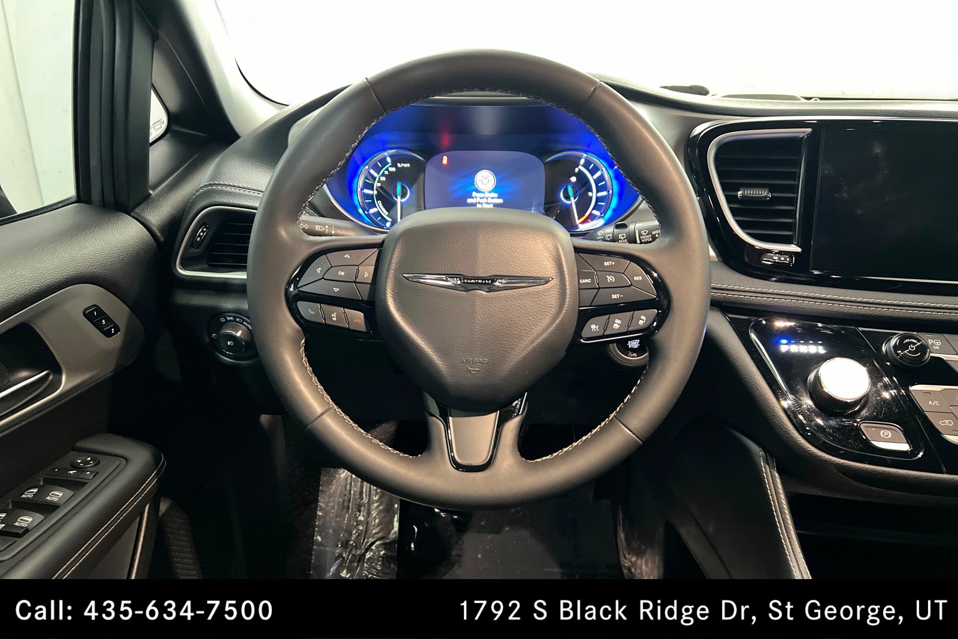 Used 2023 Chrysler Pacifica Limited w/ Uconnect Theater Family Group FWD image 12