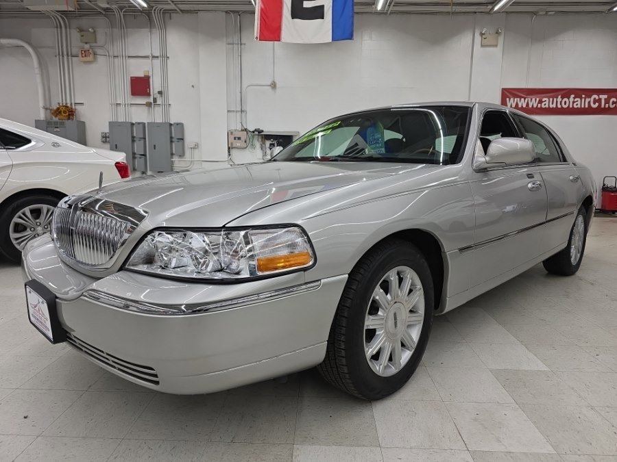 Used 2008 Lincoln Town Car Signature Limited RWD image 3