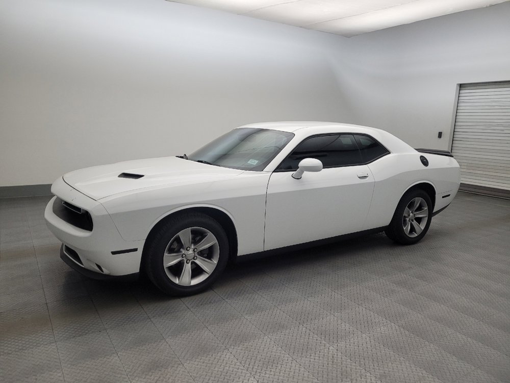 Used 2016 Dodge Challenger SXT RWD image 2
