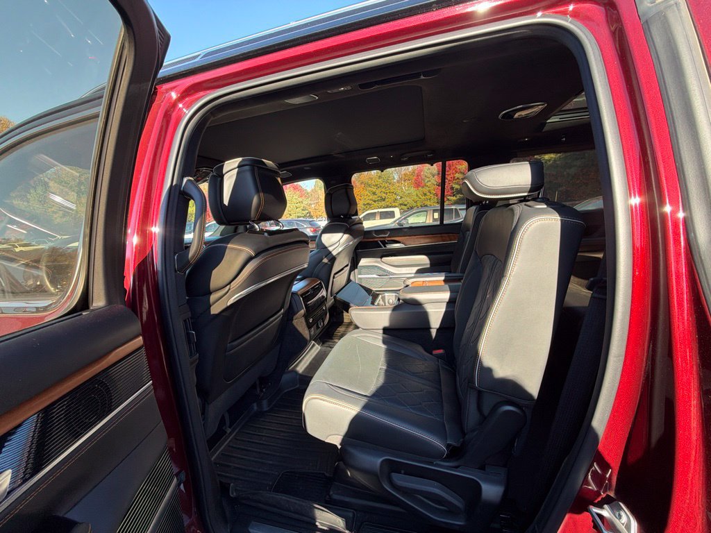 Used 2023 Jeep Grand Wagoneer Series III w/ HD Trailer Tow Package AWD/4WD image 14