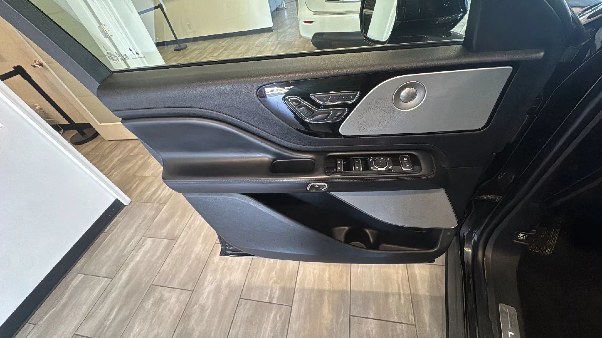 Used 2020 Lincoln Aviator Reserve w/ Equipment Group 202A AWD/4WD image 27