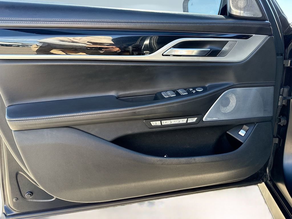 Used 2018 BMW M760i xDrive image 22