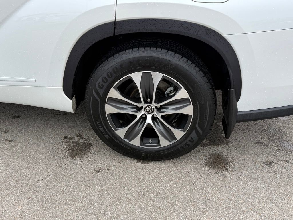 Used 2022 Toyota Highlander XLE image 25