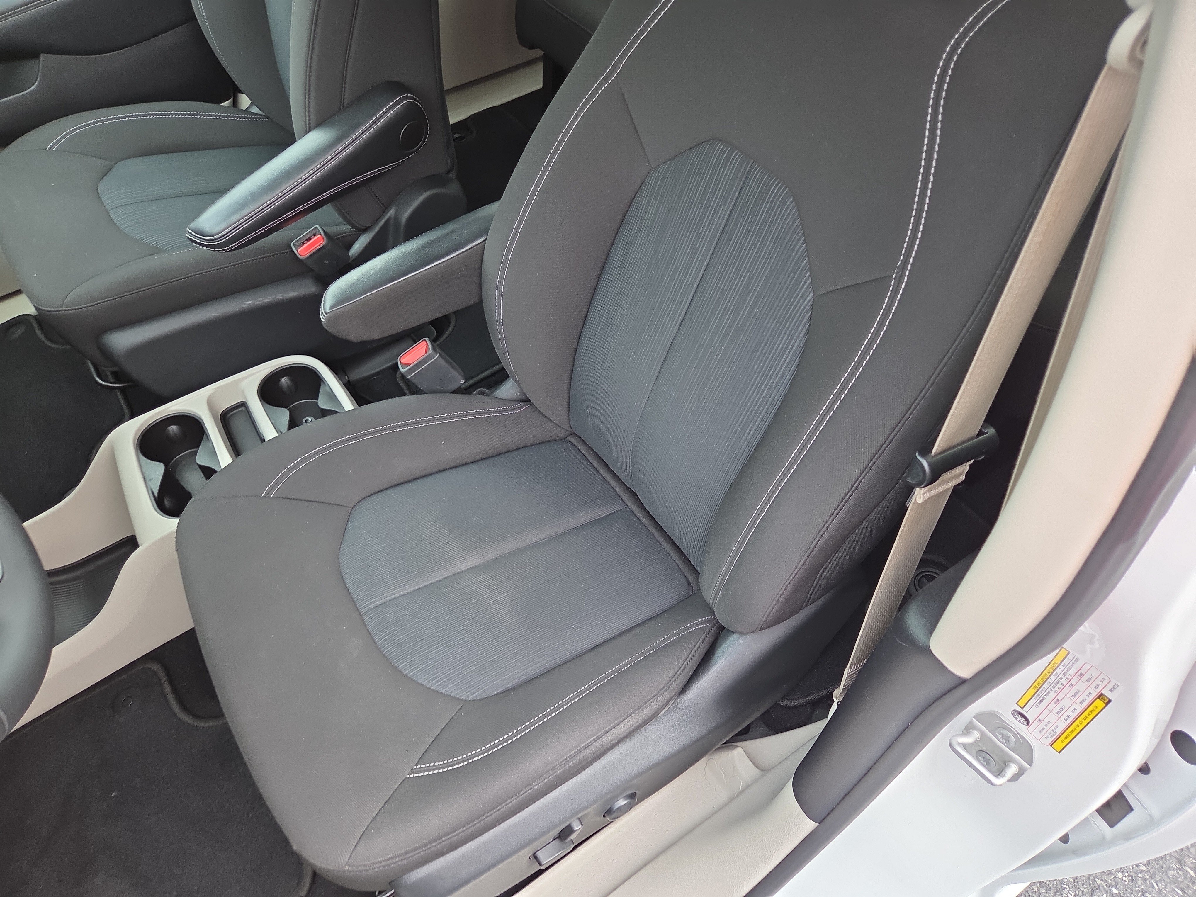 Certified 2022 Chrysler Voyager LX FWD image 14