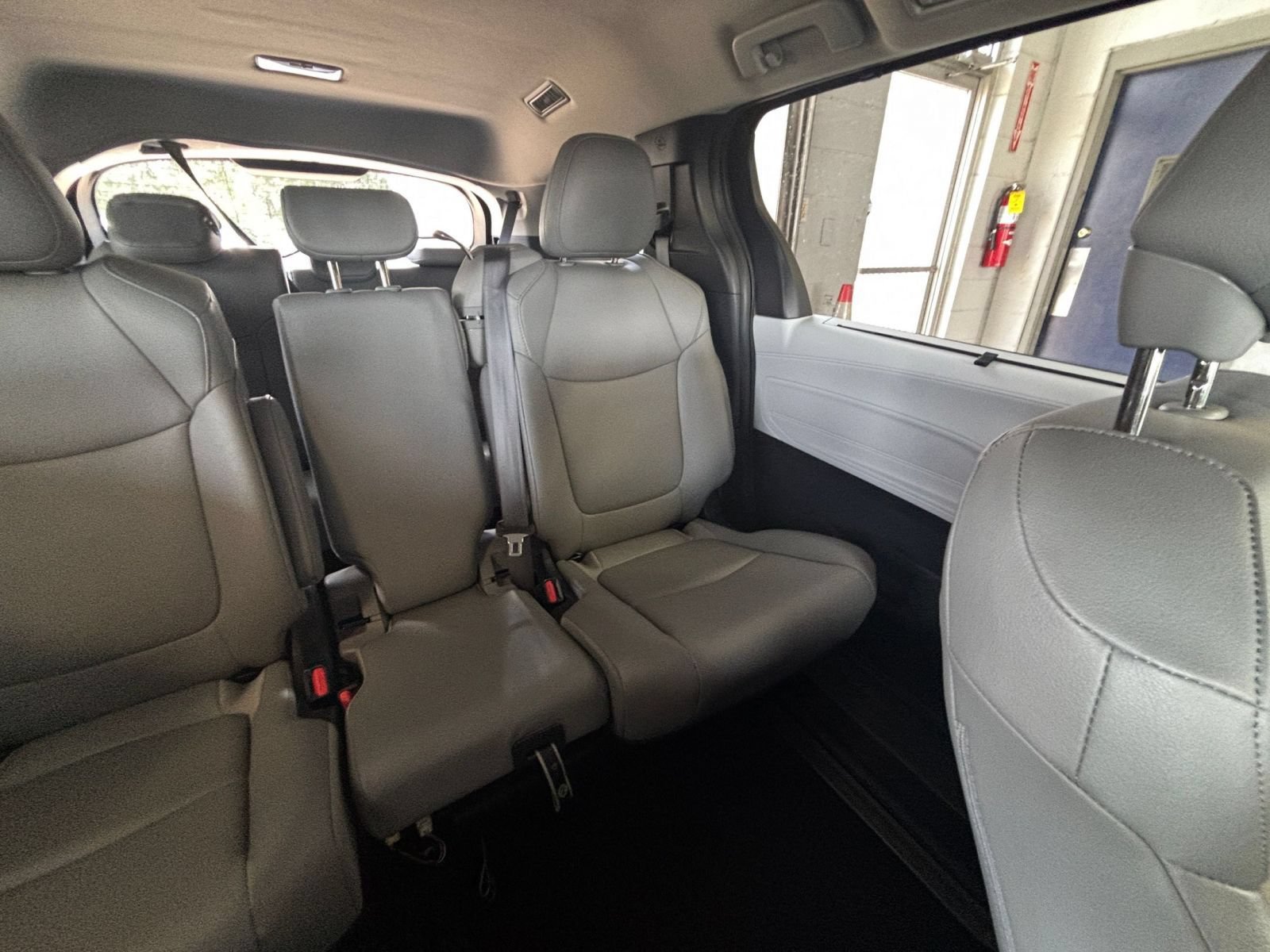 Used 2025 Toyota Sienna XLE FWD image 39