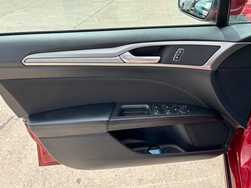 Used 2019 Ford Fusion SE image 11