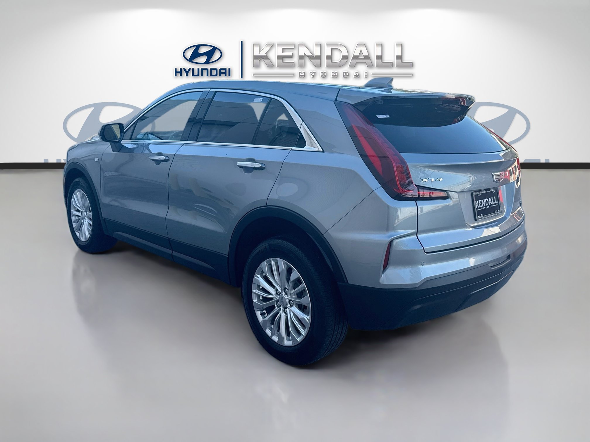 Used 2024 Cadillac XT4 Luxury w/ Cold Weather Package FWD image 4