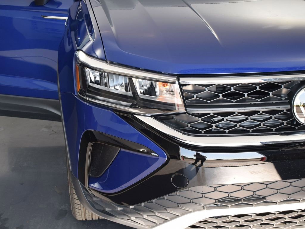 Used 2024 Volkswagen Taos SE image 11