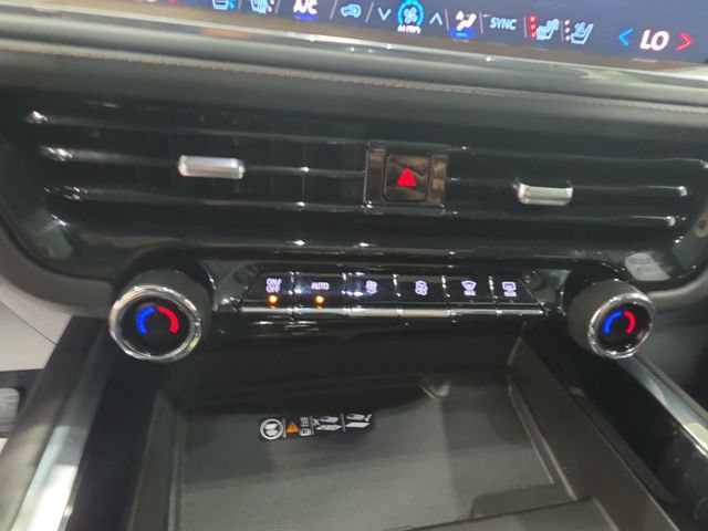 Used 2025 Chevrolet Suburban High Country AWD/4WD image 16