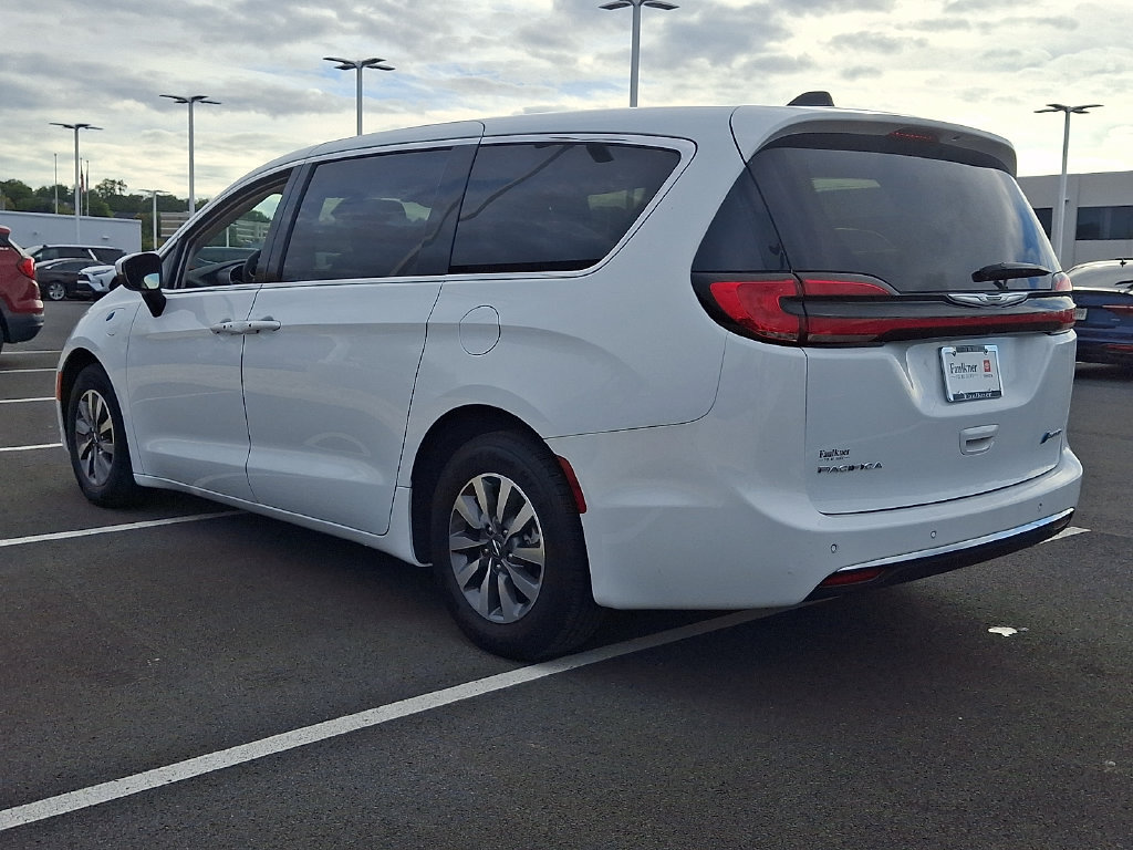Used 2023 Chrysler Pacifica Touring-L FWD image 4