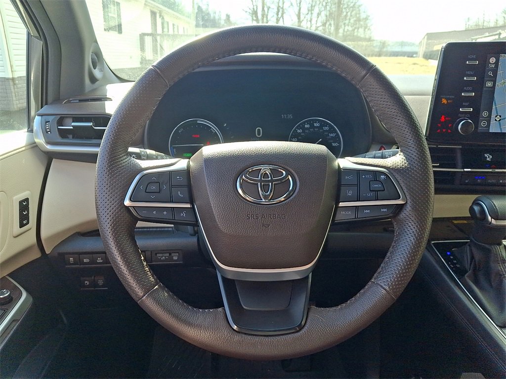 Used 2023 Toyota Sienna Platinum image 19