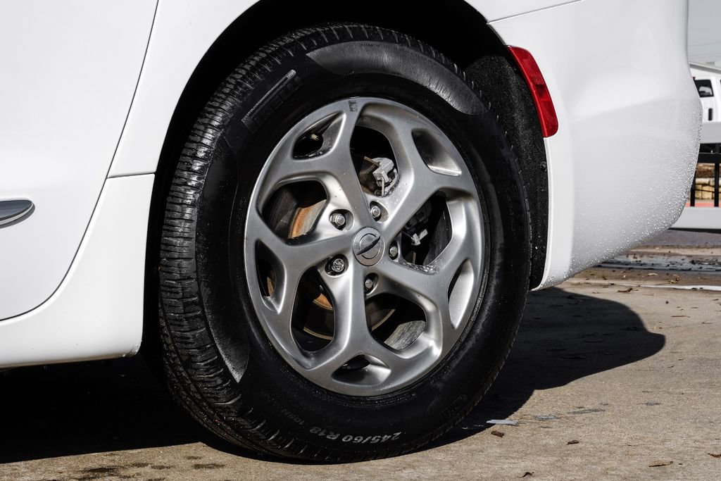 Used 2023 Chrysler Pacifica Limited image 56