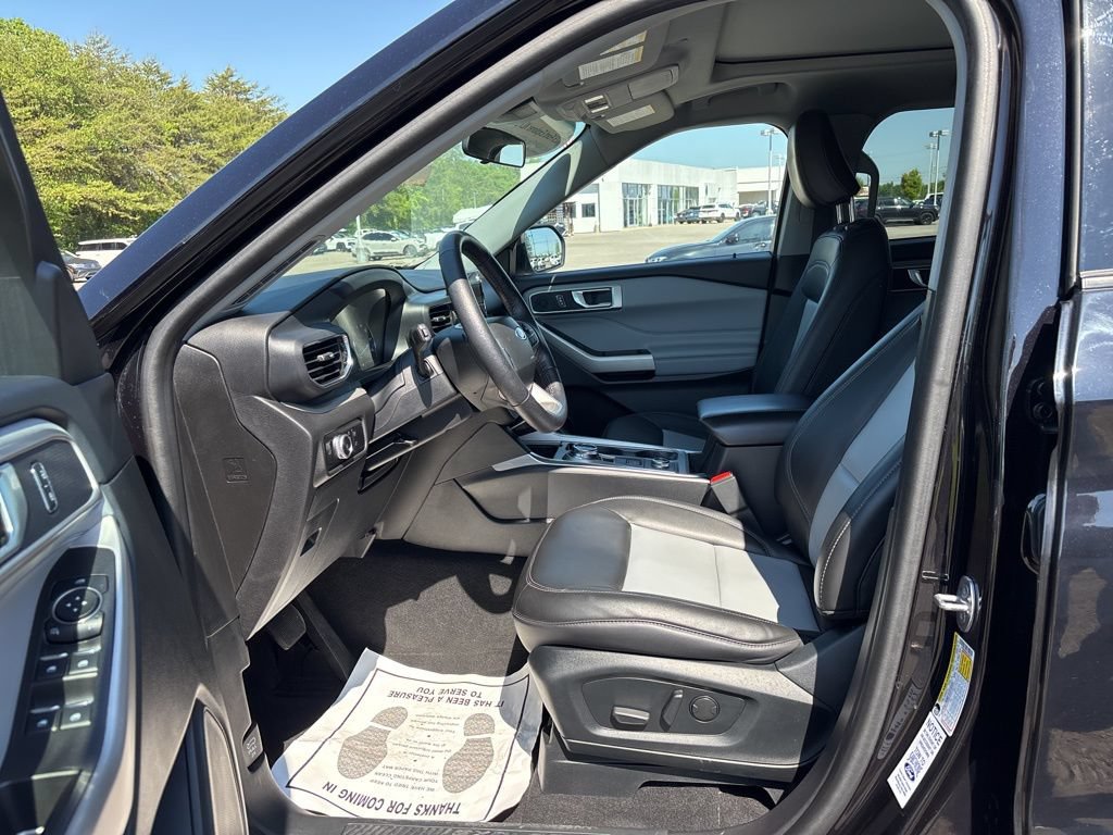 Used 2023 Ford Explorer XLT w/ Equipment Group 202A AWD/4WD image 15