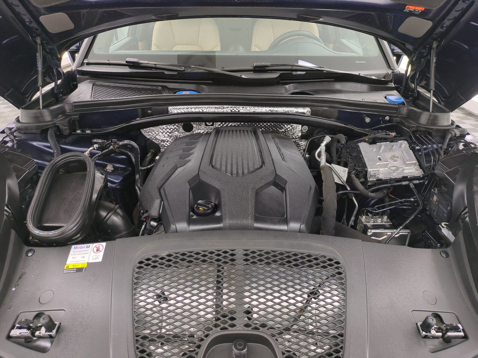 Certified 2023 Porsche Macan Turbo image 28