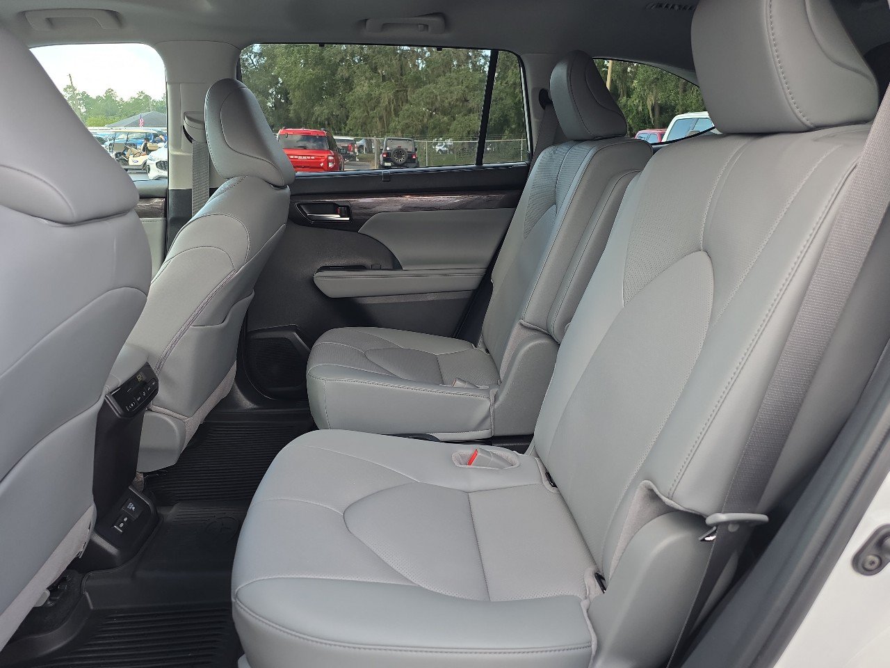 Used 2026 Toyota Highlander Limited AWD/4WD image 16