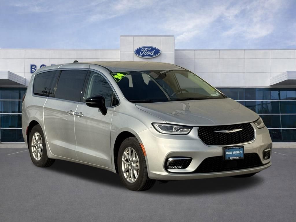 Used 2024 Chrysler Pacifica Touring-L image 2