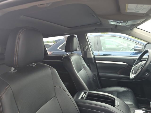 Used 2019 Toyota Highlander XLE w/ Carpet Mat Package (TMS) AWD/4WD image 11