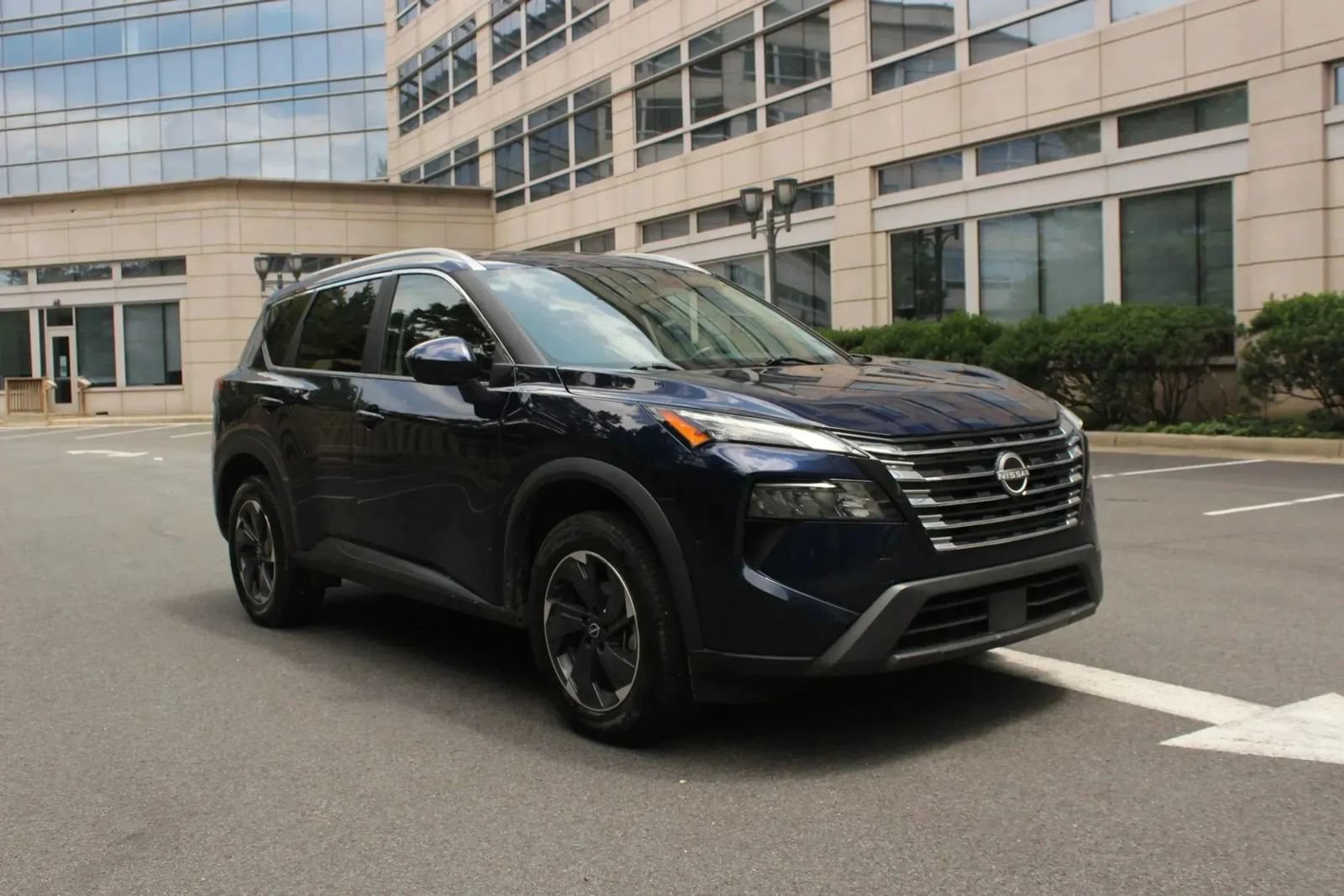 Used 2024 Nissan Rogue SV w/ SV Premium Package AWD/4WD image 1