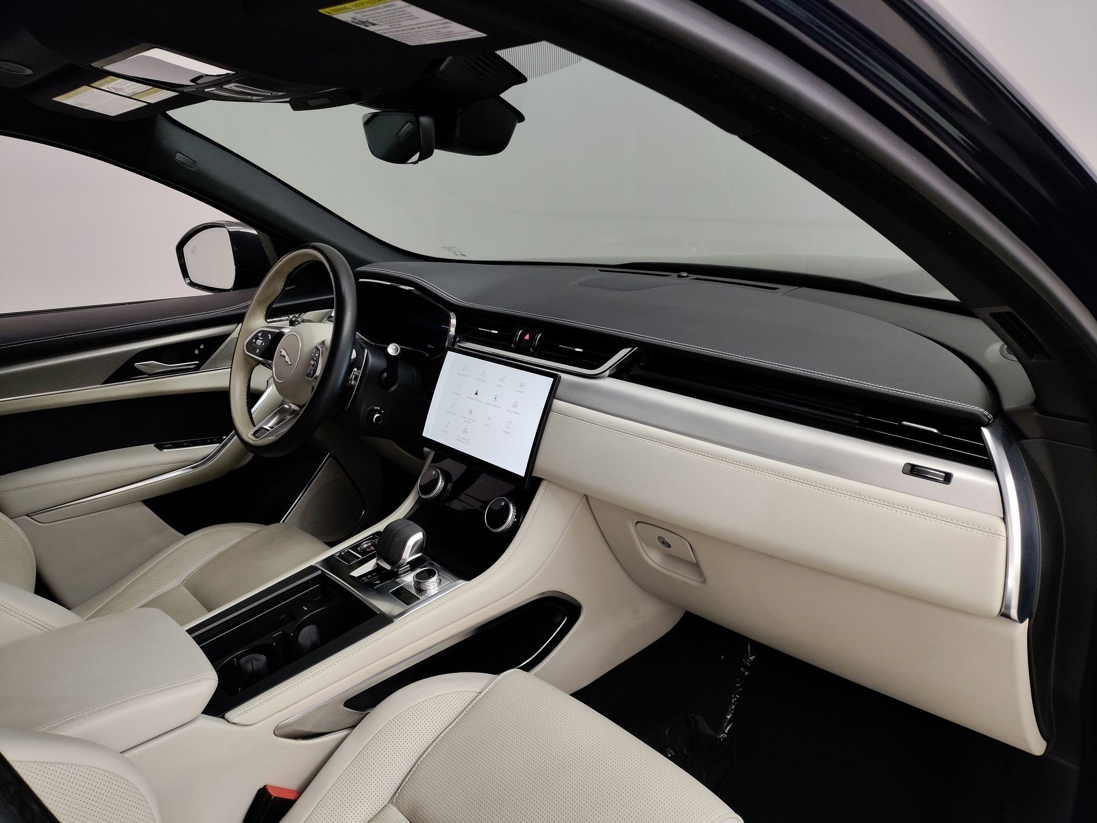 Used 2024 Jaguar F-PACE R-Dynamic S image 33