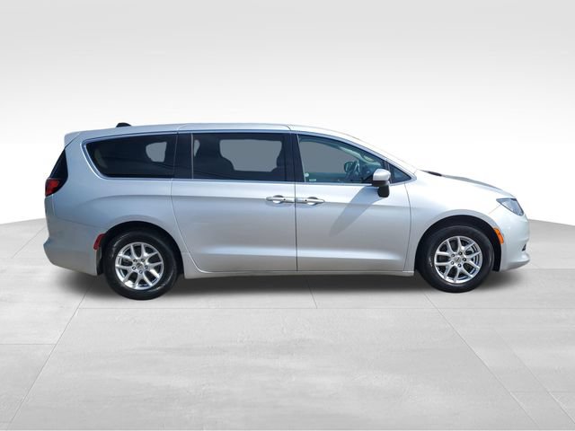 Used 2023 Chrysler Voyager LX FWD image 3