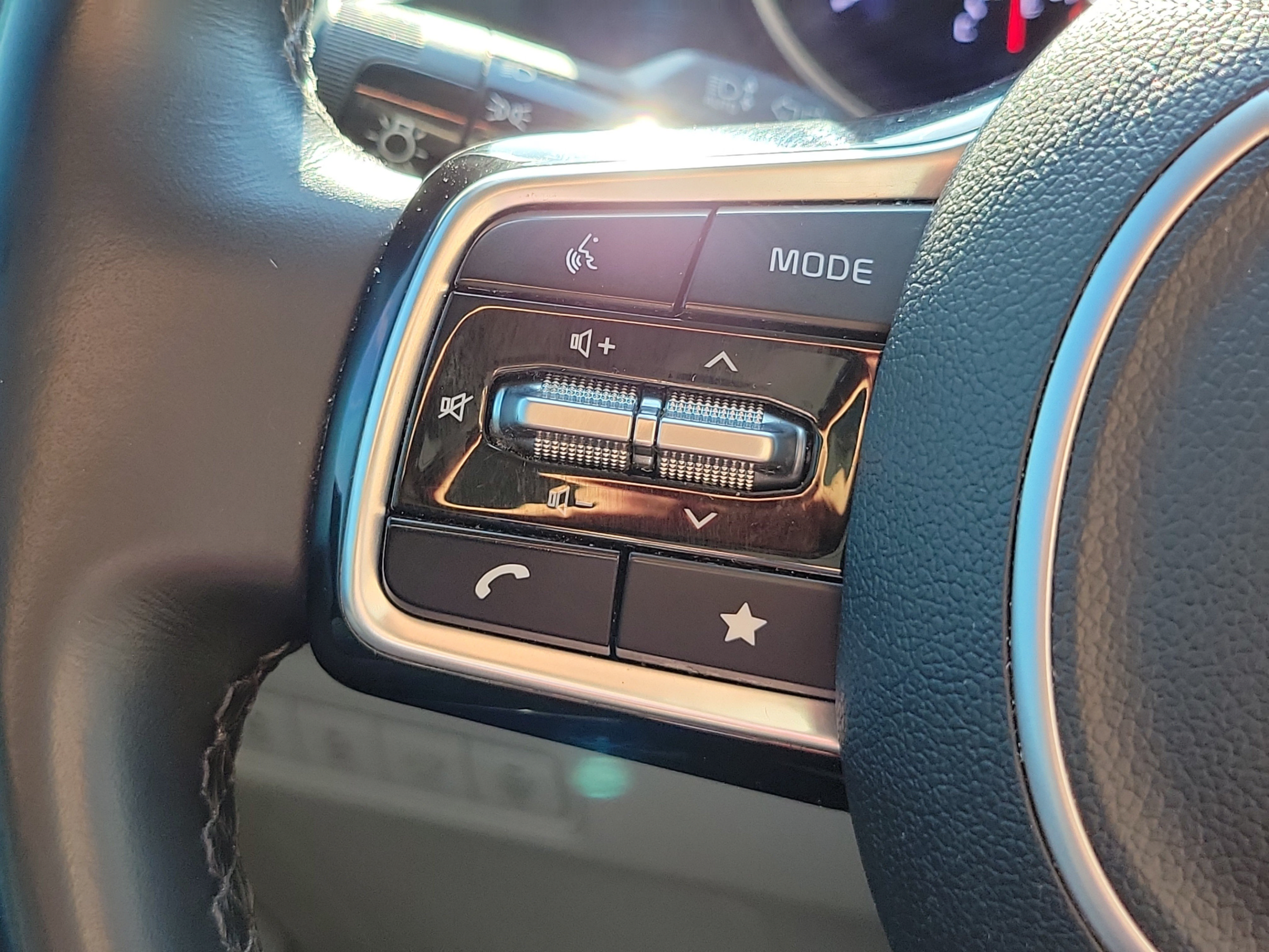 Used 2023 Kia Carnival EX FWD image 19