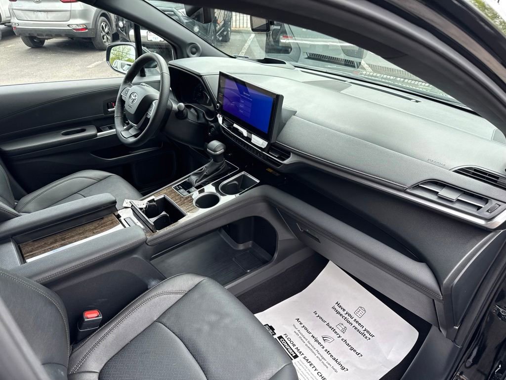 Used 2025 Toyota Sienna Platinum AWD/4WD image 36