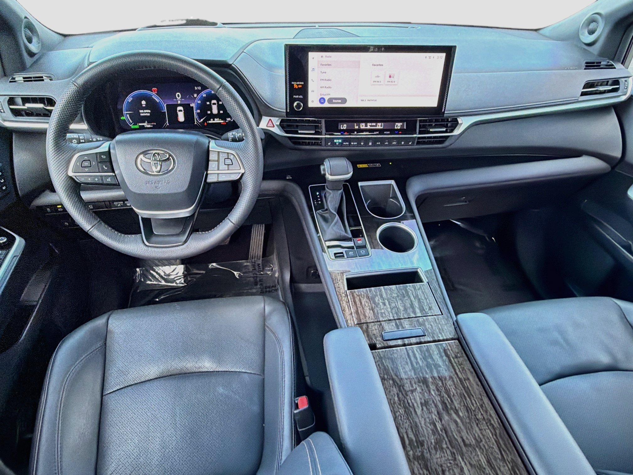 Used 2025 Toyota Sienna Platinum AWD/4WD image 16