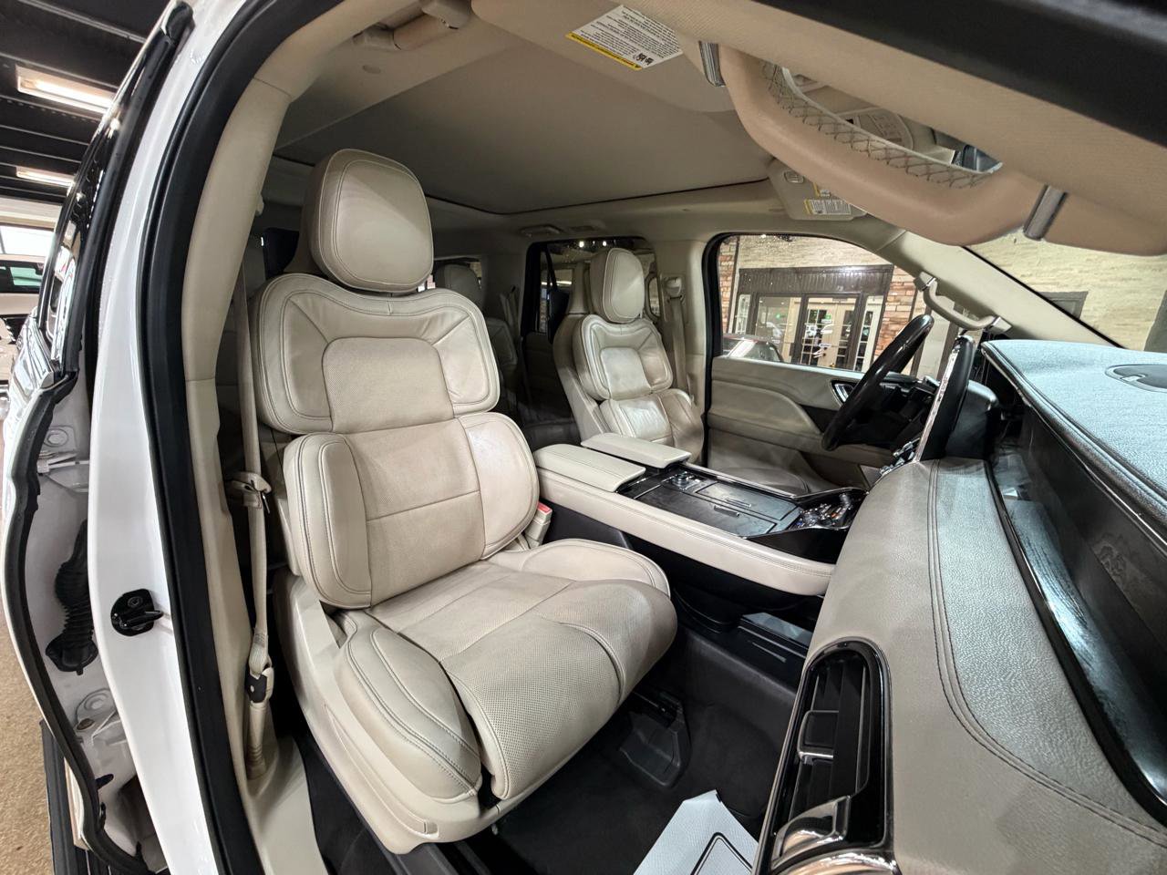 Used 2018 Lincoln Navigator Reserve w/ Technology Package AWD/4WD image 9