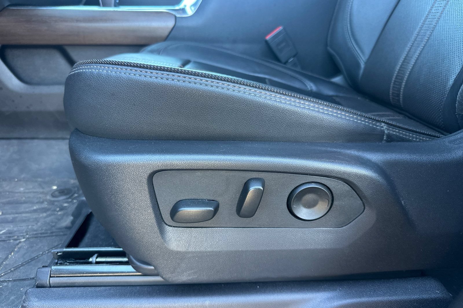 Used 2025 Chevrolet Silverado 1500 High Country AWD/4WD image 13
