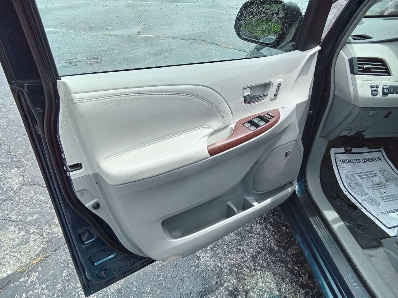 Used 2011 Toyota Sienna Limited w/ Entertainment Pkg FWD image 15