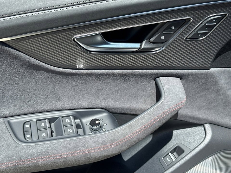 New 2025 Audi RS Q8 performance image 17