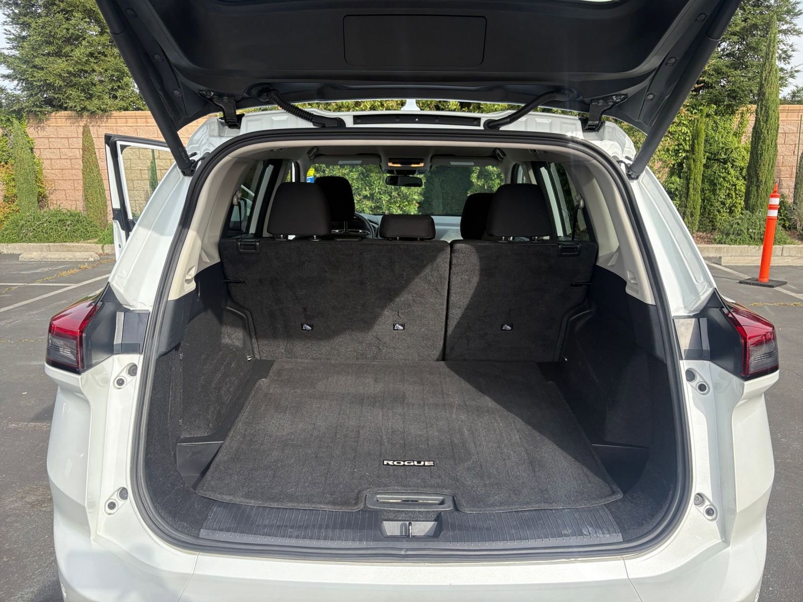 Used 2025 Nissan Rogue SV image 33