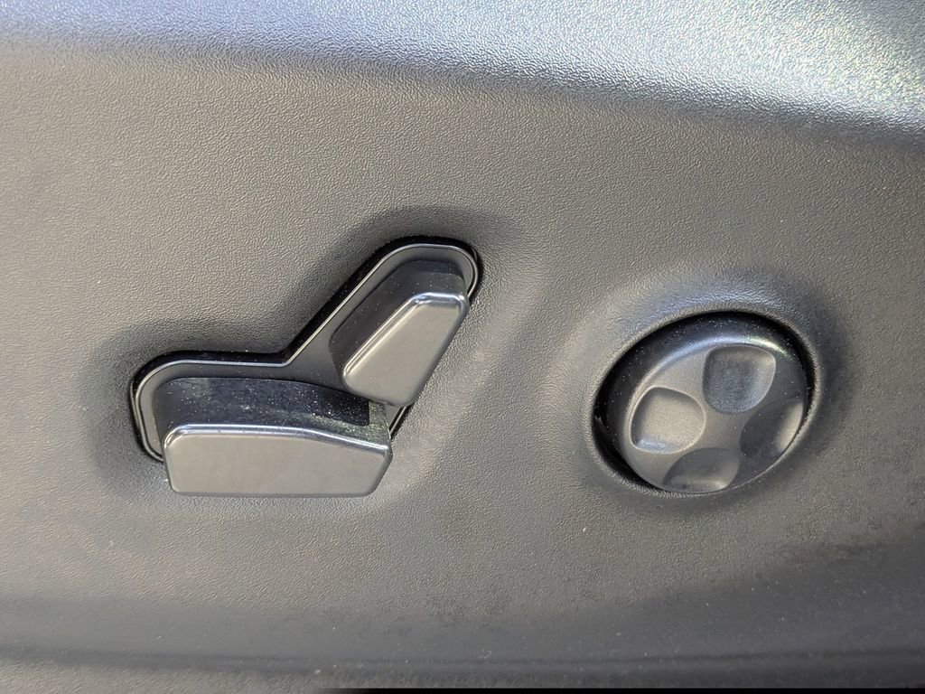 Used 2023 Chrysler Voyager LX image 21