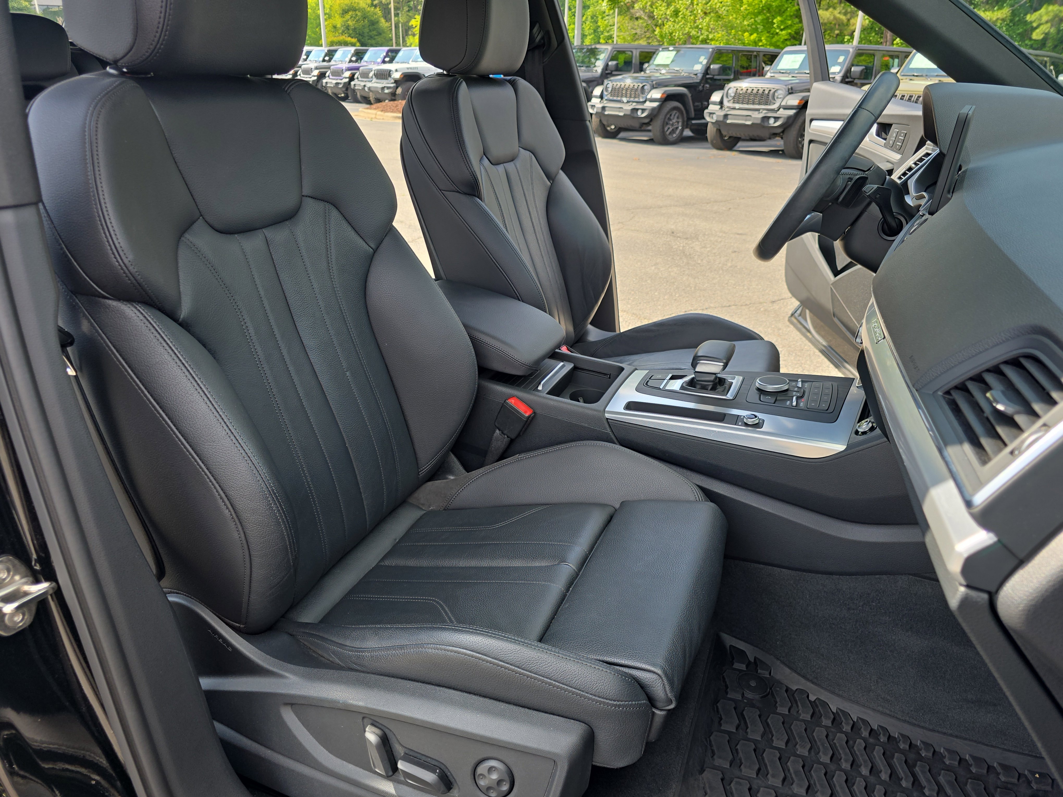 Used 2020 Audi Q5 2.0T Premium w/ Titanium Sport Package AWD/4WD image 10