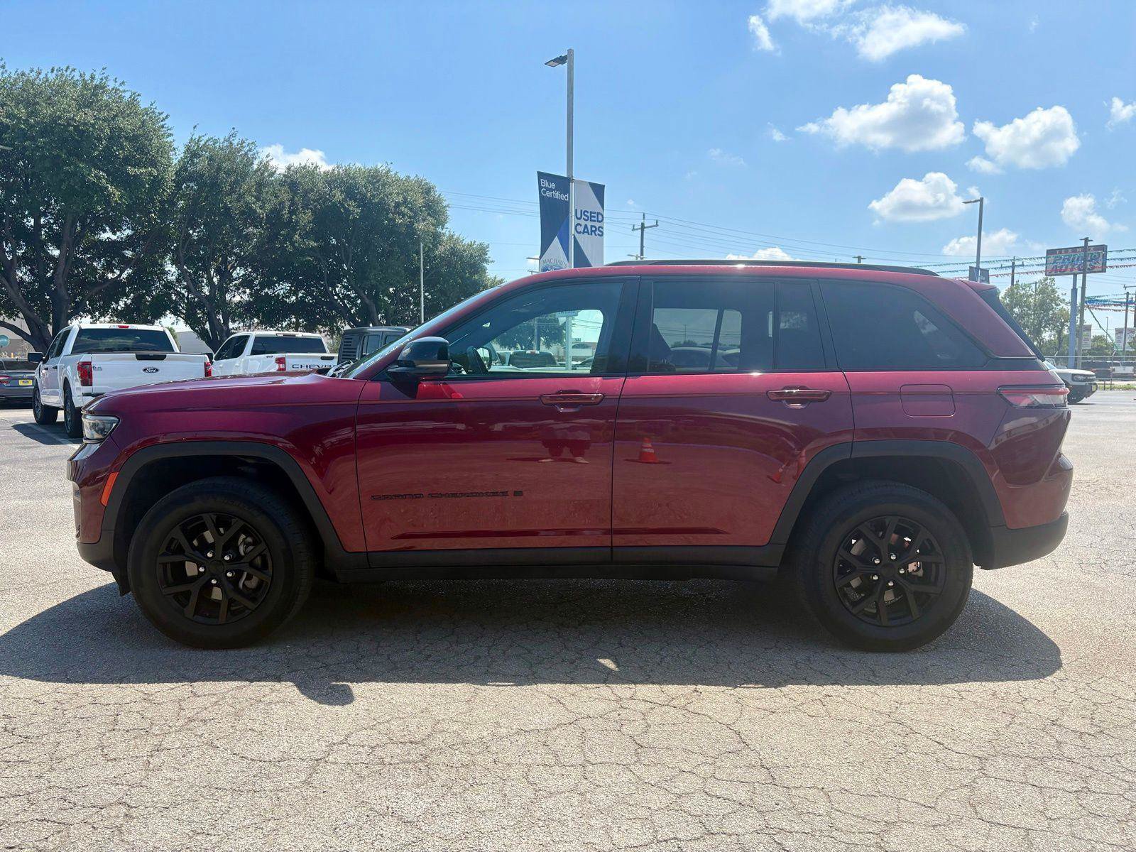 Used 2024 Jeep Grand Cherokee Altitude AWD/4WD image 6