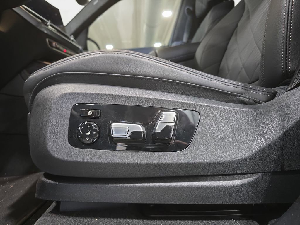 Used 2026 BMW X7 xDrive40i w/ M Sport Package image 27