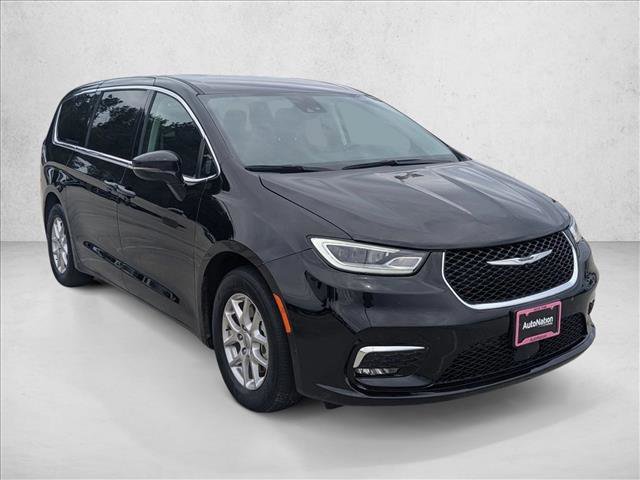 Used 2024 Chrysler Pacifica Touring-L FWD image 3