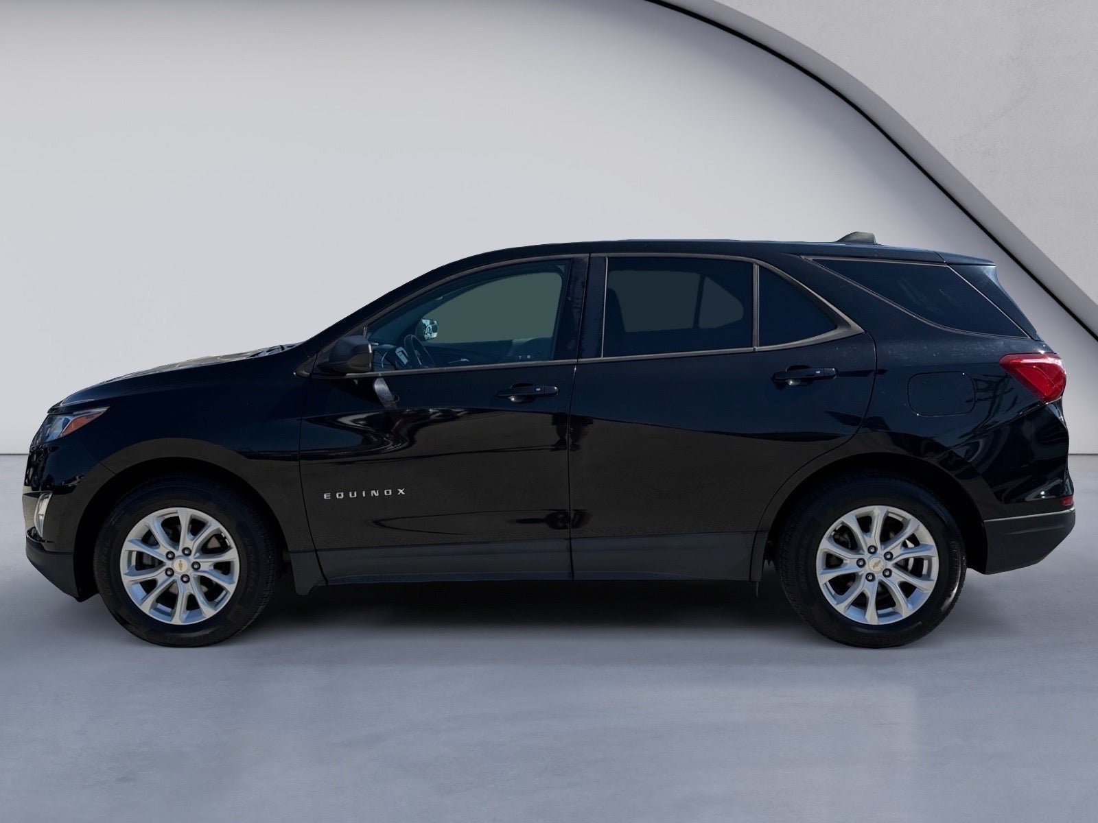 Used 2019 Chevrolet Equinox LS w/ LS Convenience Package FWD image 2