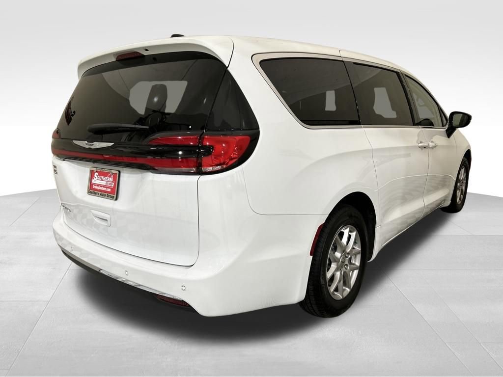Used 2024 Chrysler Pacifica Touring-L image 5