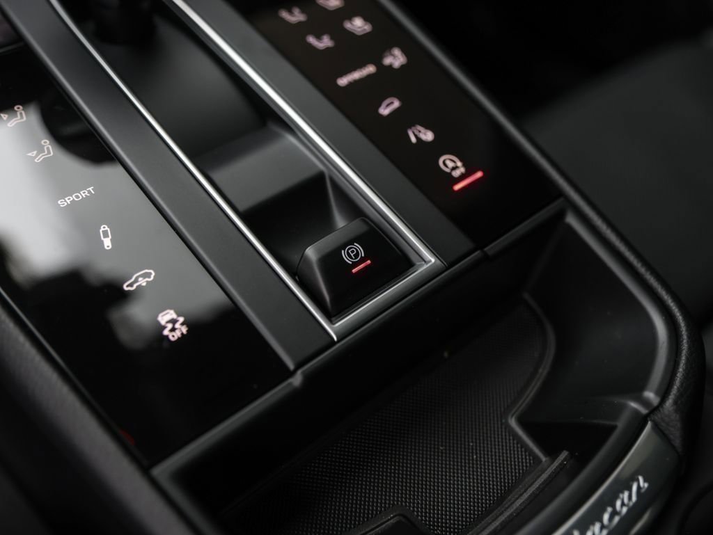 Certified 2025 Porsche Macan image 24
